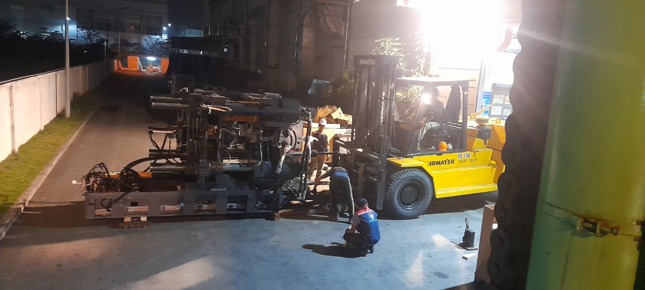 Xe nâng di chuyển lắp đặt máy tại KCN Tràng Duệ